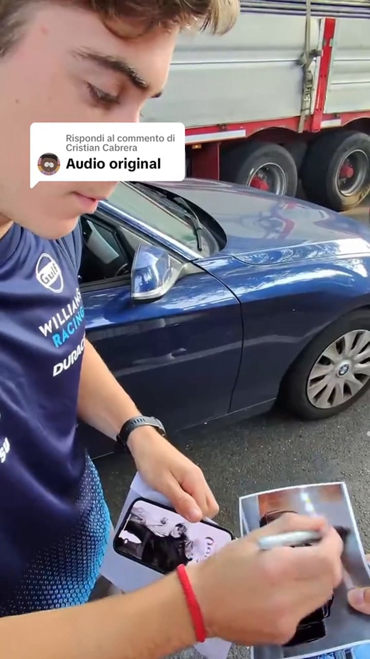 Franco Colapinto firmó un autógrafo y mostró el fondo de pantalla de su celular con su abuelo