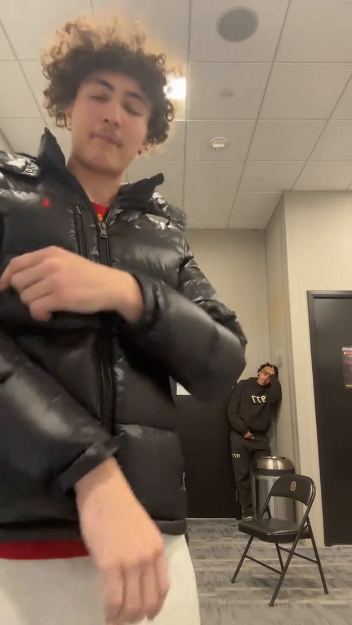 Usuario de TikTok cantan la canción de Skrillex que hizo viral la frase 'Seis siete' (TikTok: @taylen_01)