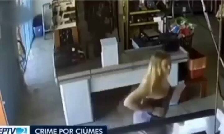 Una mujer quemó viva a una cajera