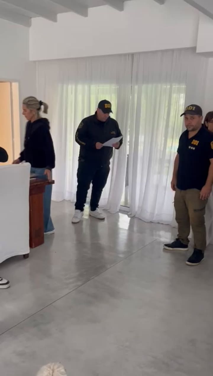 Tati dentro de su casa durante el allanamiento del martes