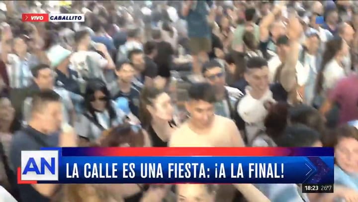 Una hincha argentina se chamuyó al notero de América TV