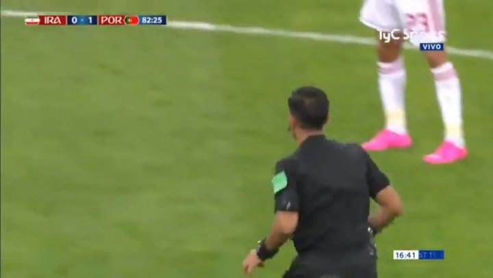 Revisan en el VAR una jugada por un posible codazo de Cristiano Ronaldo a Pouraliganji - Fuente: TW