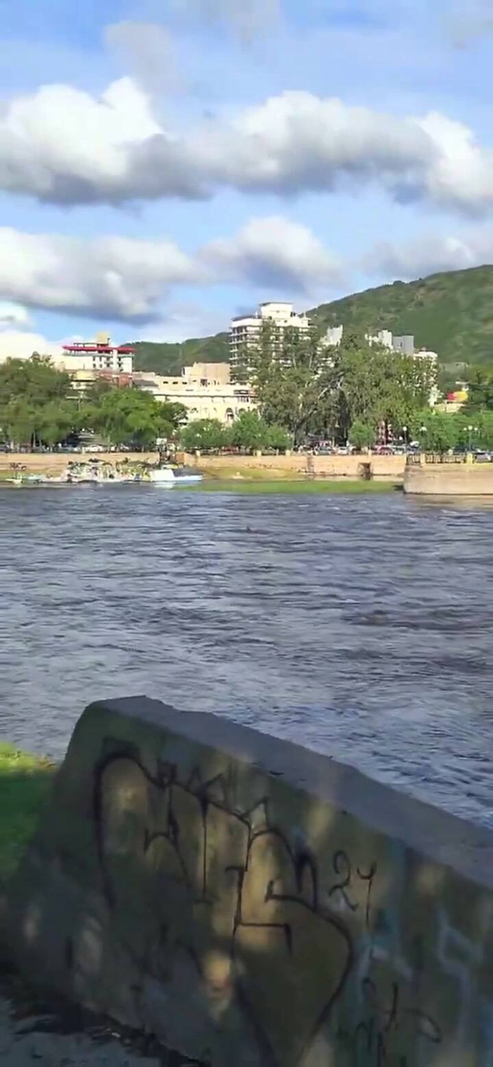 Carlos Paz: las últimas imágenes del hombre que se lanzó a nadar en el río San Antonio y desapareció