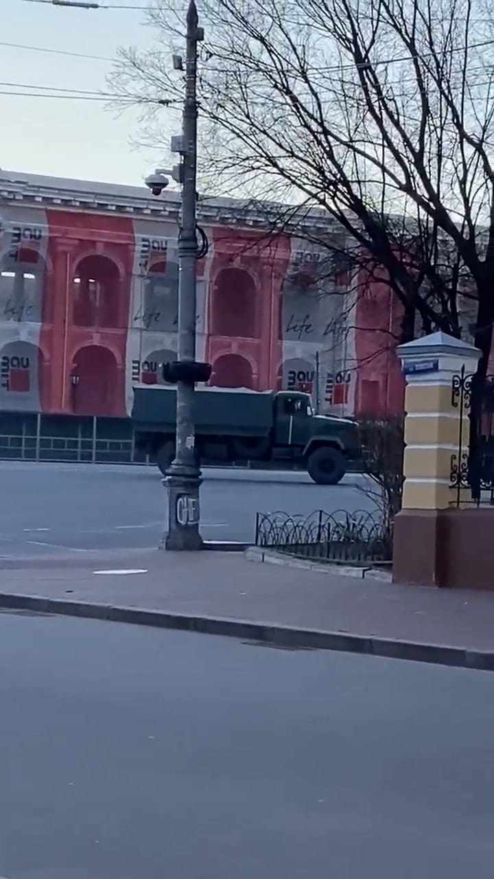 Camiones militares arrastrando bloquea de cemento para montar barricadas en la Plaza Kontraktova