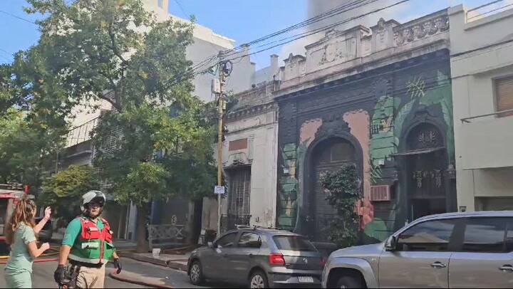 Balvanera: un incendio en un depósito de pintura obligó a evacuar una escuela con 80 alumnos