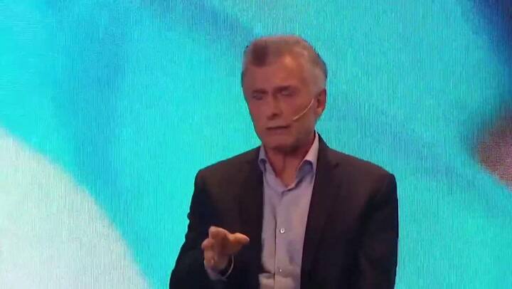 Mauricio Macri 'Chicaneo' a los hinchas de Racing en la presentación de su libro