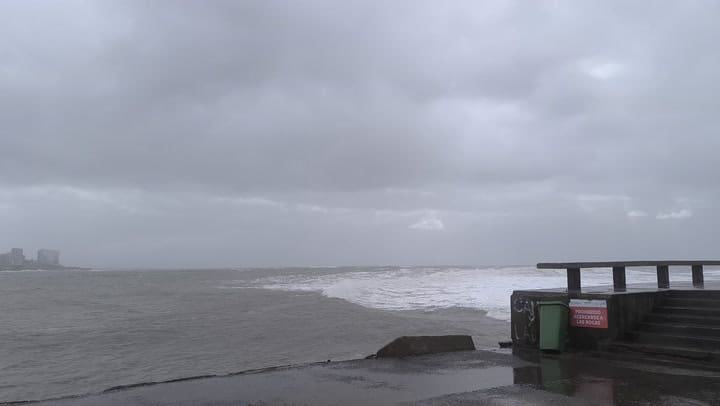 El mar tras el temporal que azotó a la costa argentina