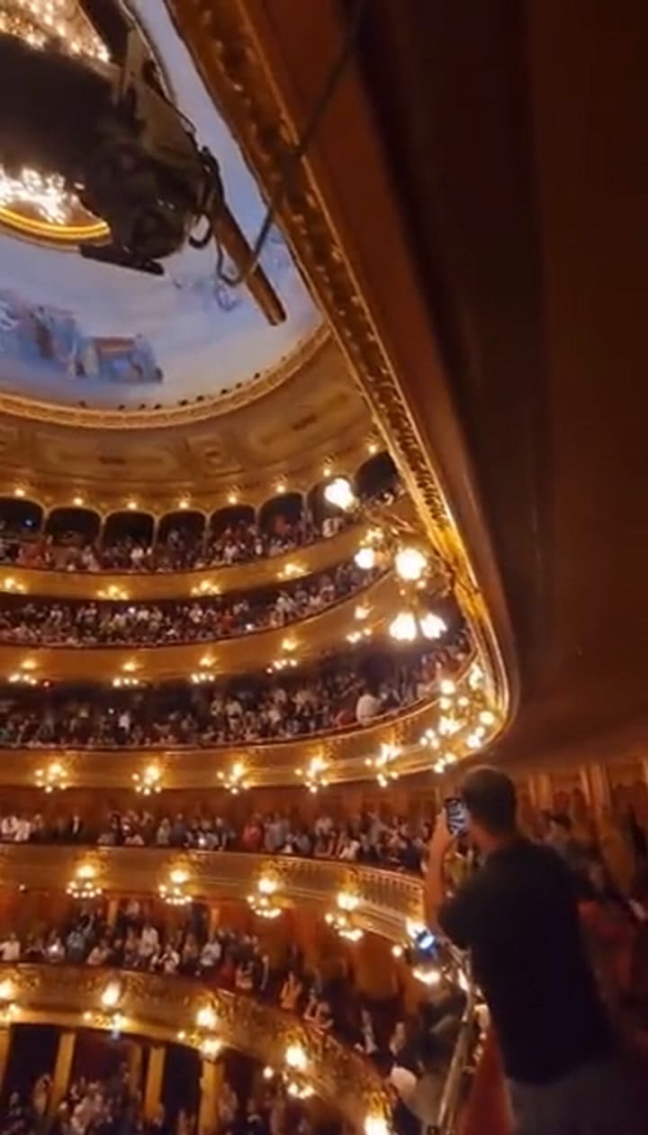 Los cánticos en contra de Javier Milei en el Teatro Colón