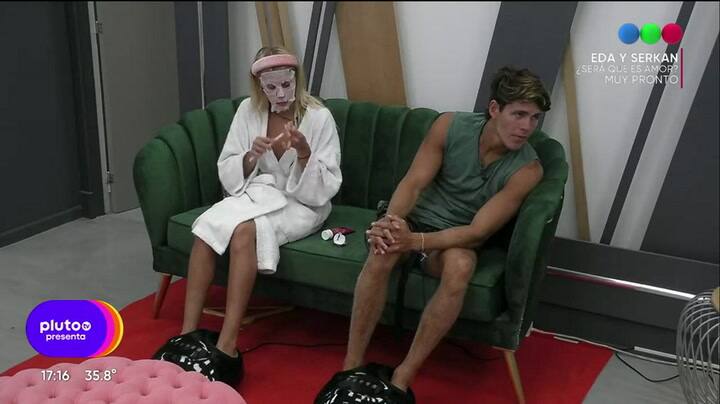 Romina se sentó en el sillón masajeador