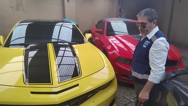 Simulaban ser turista para contrabandear autos