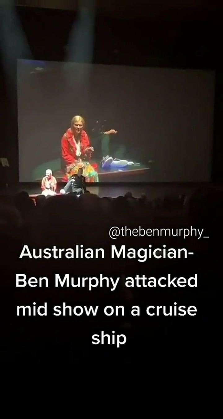 El momento en el que un hombre ataca a un mago que daba un show