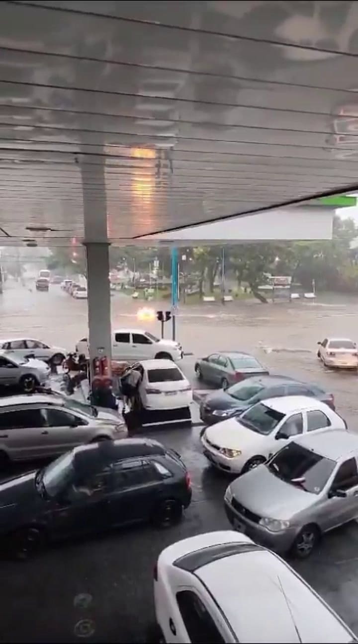 La garrafa se traslada en llamas por la calle Juan B. Justo