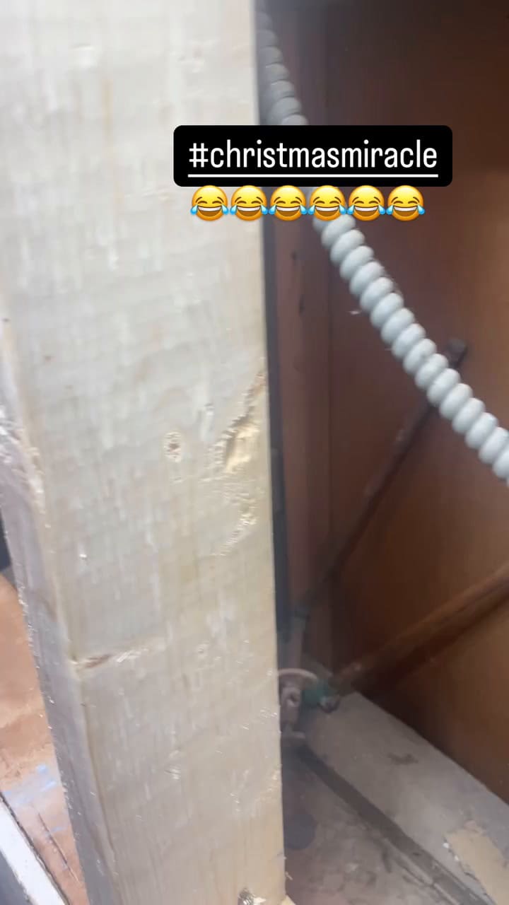 Un estadounidense encontró un regalo viejo en las paredes del baño