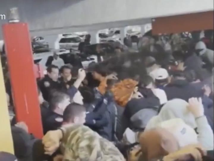 A polícia disparou spray de pimenta contra as pessoas presentes num dos pontos de comércio, onde começaram os tumultos devido à venda de uma coleção de relógios.
