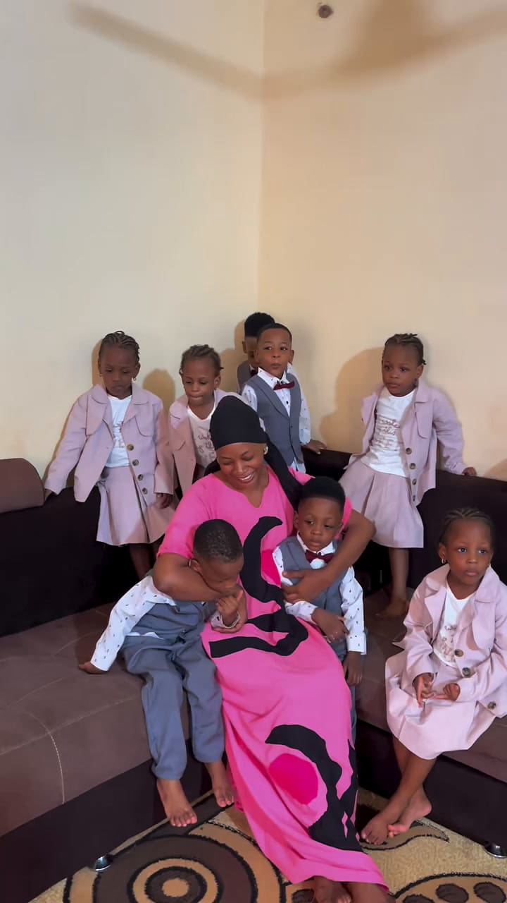 Halima Cisse junto a sus nueve hijos