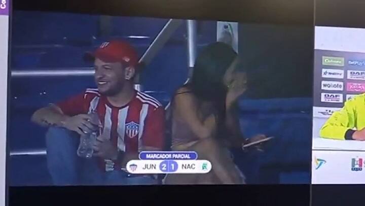 La insólita reacción de una mujer que fue captada por una kiss cam