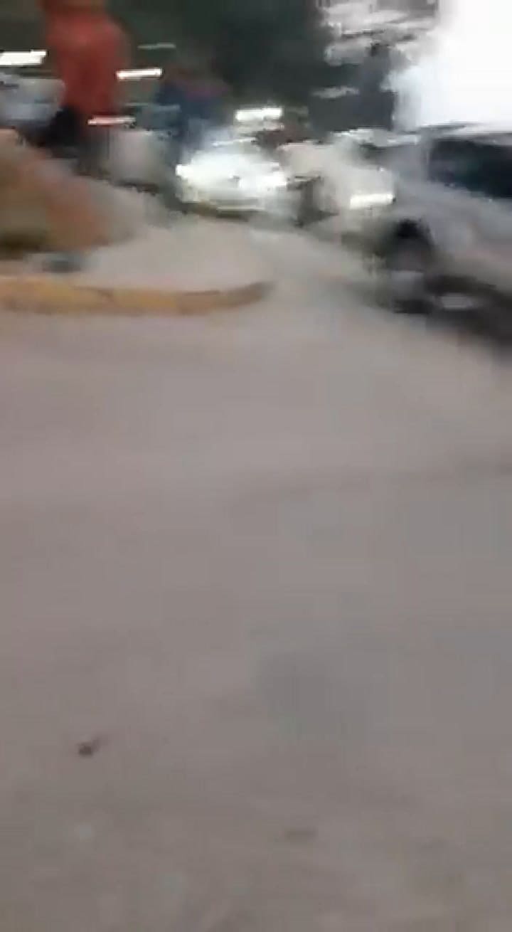 Un hombre estalló contra un motociclista que chocó su camioneta