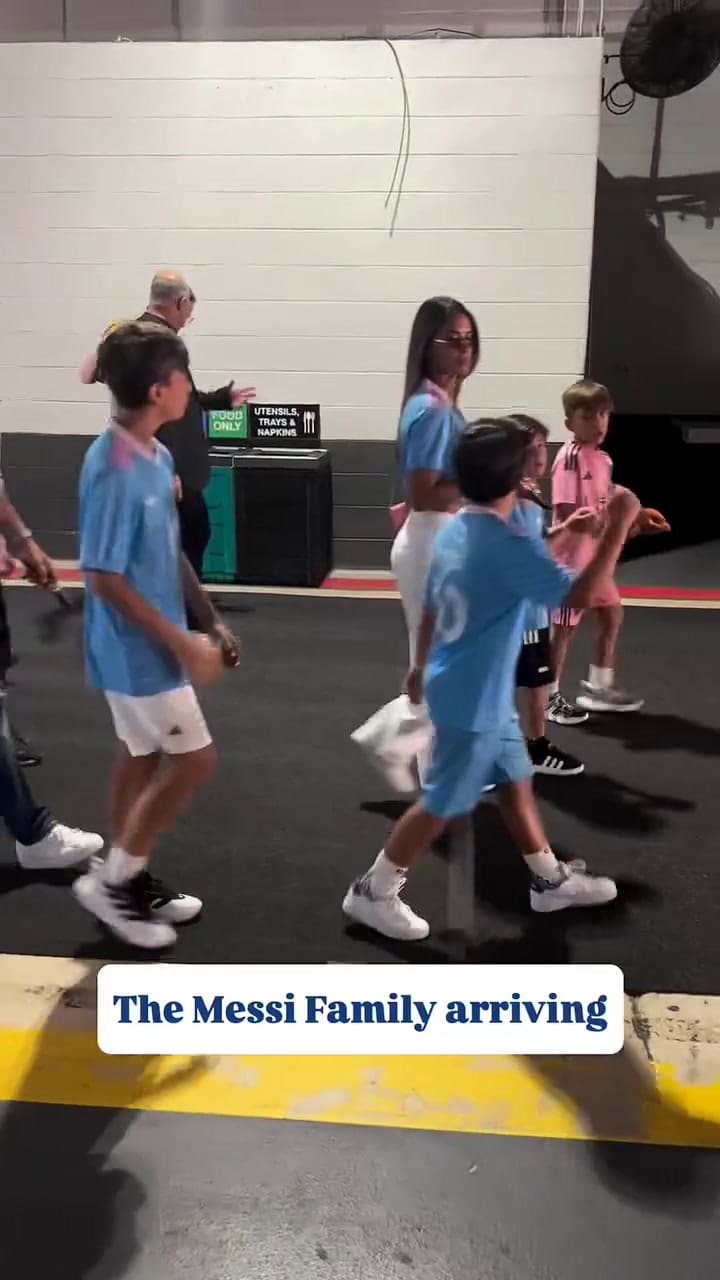 Antonela Roccuzzo y sus tres hijos fueron a ver el debut de Lionel Messi en el Mundial de Clubes