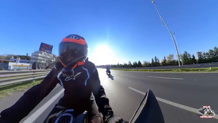 Un motociclista fue asaltado en la Panamericana y lo registró con la cámara de su casco