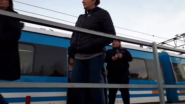 Tren Roca: Anuncian la demora del servicio por amenaza de bomba en Constitución - Fuente: Twitter