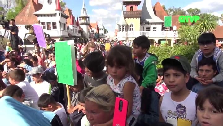 Piñon Fijo, Manuel Wirtz y Fabiola Yañez bailaron el 'Chu Chu Ua' en la República de los Niños (2019