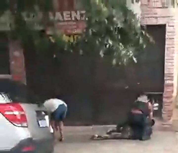 El momento en que un ladrón le roba a otro delincuente detenido