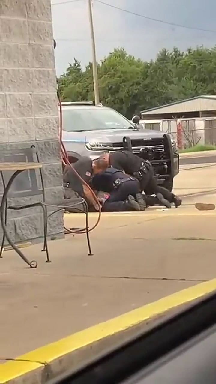 Un grupo de policías arrestaron a un hombre y lo dejaron al borde de la muerte tras una golpiza