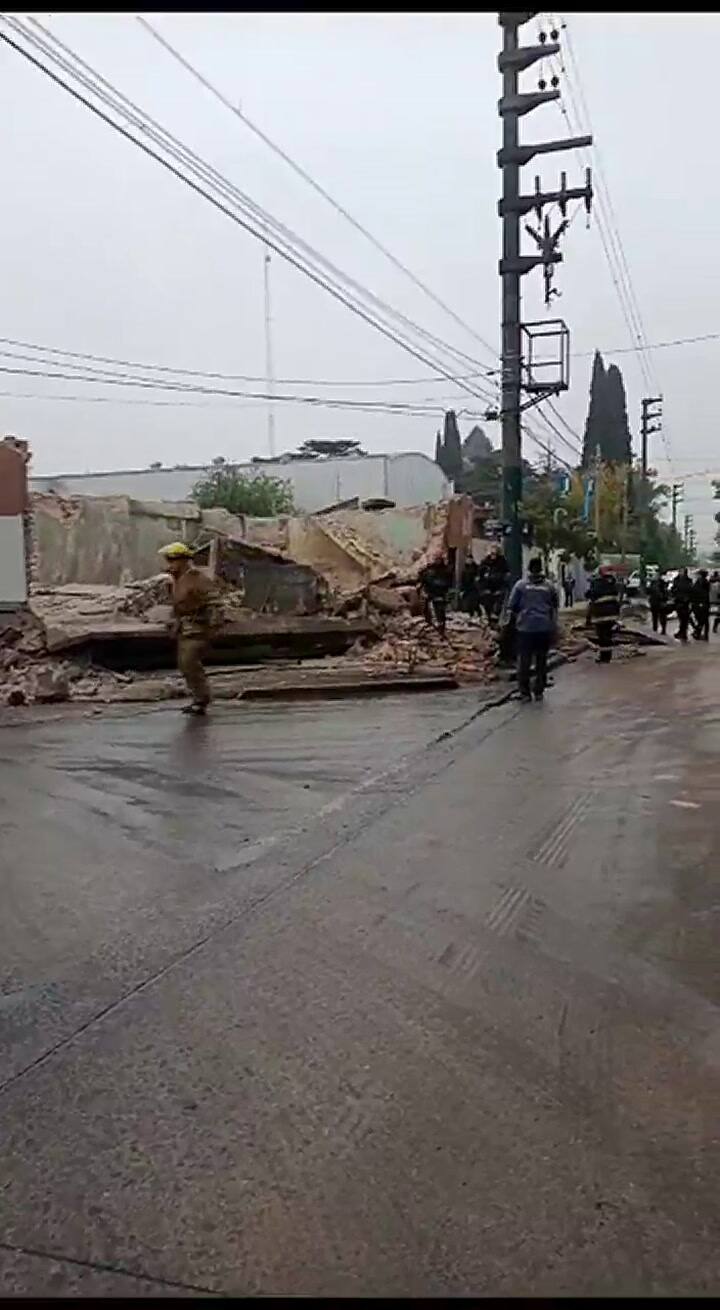 Se derrumbó una obra en Ituzaingó y hay dos personas atrapadas