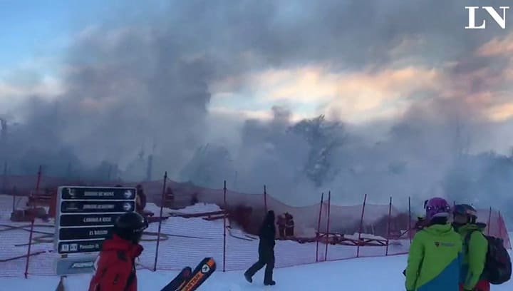 Los bomberos terminan de neutralizar el fuego en el Cerro Chapelco - Video: Eleonora Cole