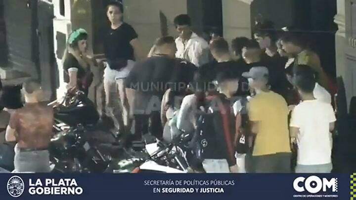 Insultos, golpes y un hombre detenido a la salida de un boliche en La Plata