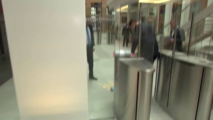 El primer ministro holandés limpió un café que se le cayo y los elogios no tardaron en llegar - Fuen