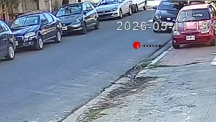Desesperada, quiso evitar que le robaran el auto y se subió al capot: se arrojó al piso luego de 50 metros