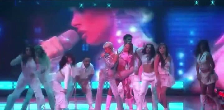 Tini Stoessel y Emilia Mernes terminaron su show en los Premio Lo Nuestro con un beso