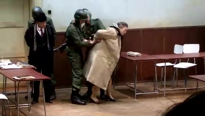 Nicolae Ceausescu y su esposa Elena son llevados hacia el pelotón de fusilamiento