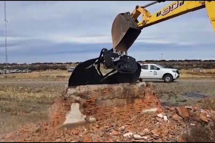 (GIF) Vialidad Nacional Demolió Un Monumento A Osvaldo Bayer En Río Gallegos
