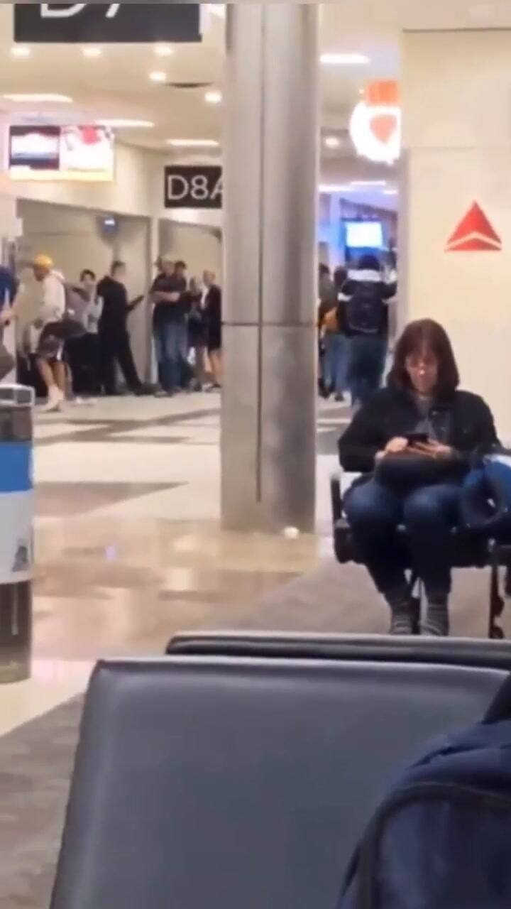 Una mujer utilizó un matafuegos en el aeropuerto y asustó a los pasajeros (parte II)