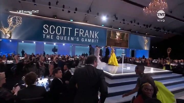 Gambito de dama gana el primer Emmy de la noche. Mejor dirección para Soctt Frank