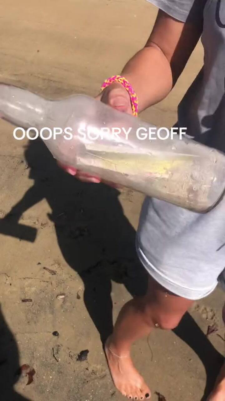 Encontraron una botella en la playa, la abrieron y se arrepintieron