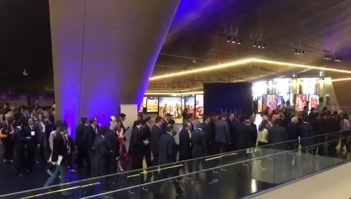 Los invitados a la reunión del G20 entran al Salón de la Ballena