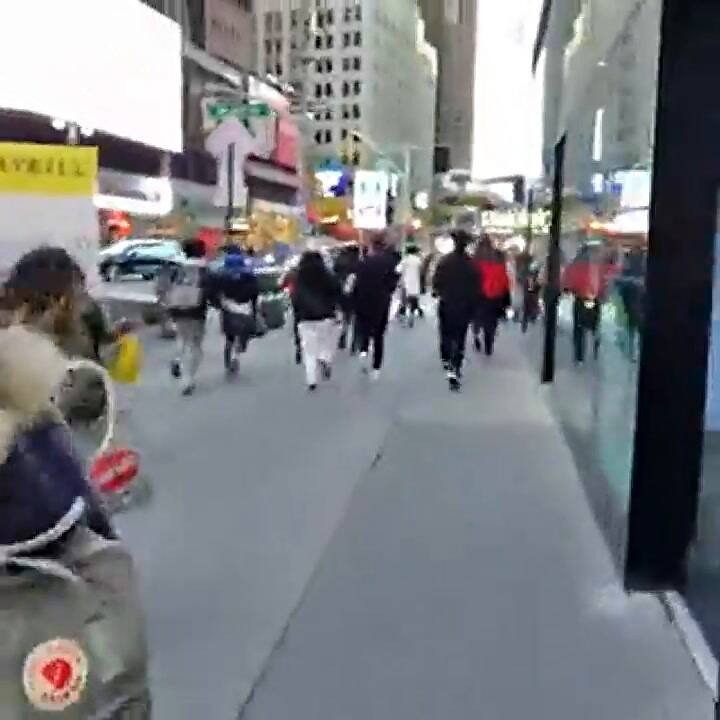Terror y desconcierto en Times Square tras la explosión de una alcantarilla