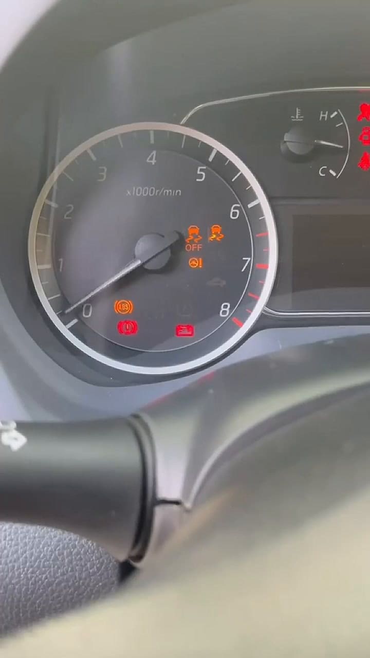 Un tiktoker mostró qué hacer cuando se enciende una luz del tablero del auto