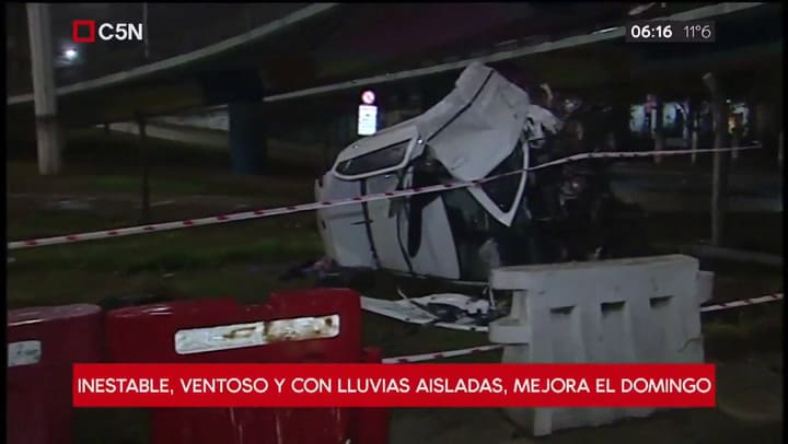 Un auto que circulaba a alta velocidad cayó al vacío sobre el césped - Fuente: C5N
