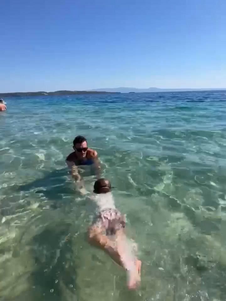 El hijo de Pico Mónaco nadando en un lago de Grecia