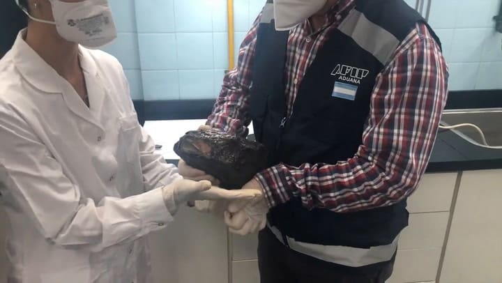 Intentó ingresar un meteorito al país