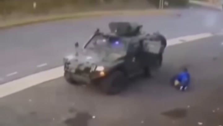 Militares agreden a un manifestante en Ecuador