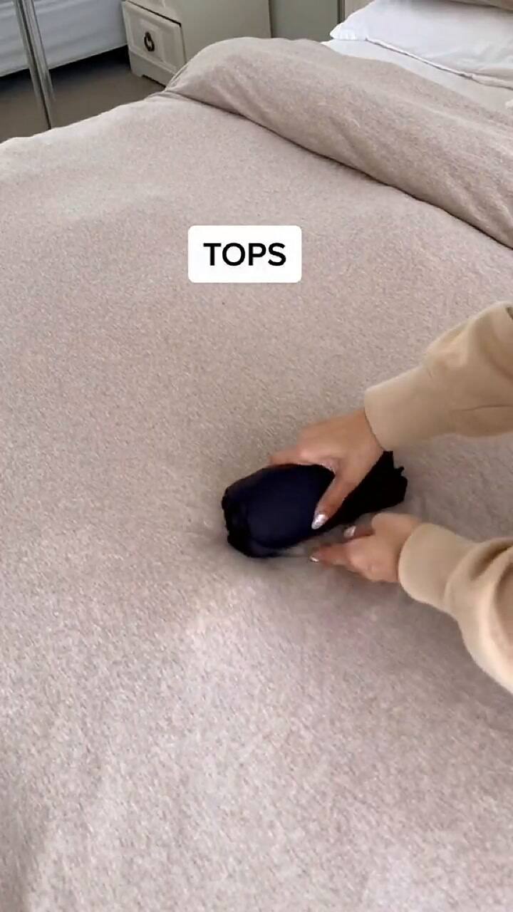 Así se dobla la ropa para que quepa más en una valija, según una tiktoker