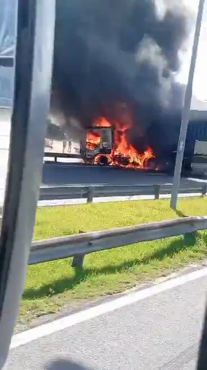 Choque múltiples entre dos camiones y dos vehículos