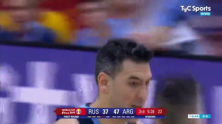 Pase interior de Facu Campazzo para que Luis Scola anote el doble. Fuente: TyC Sports