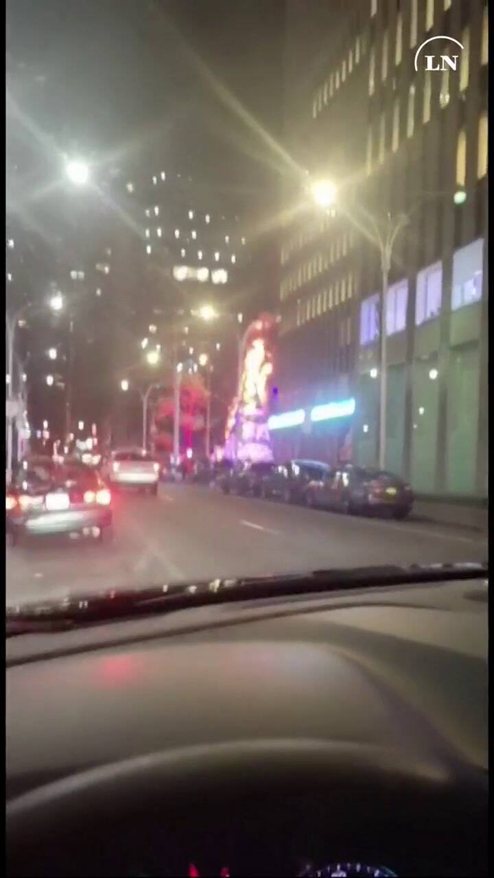 Nueva York: incendiaron el imponente árbol de Navidad del edificio de Fox News