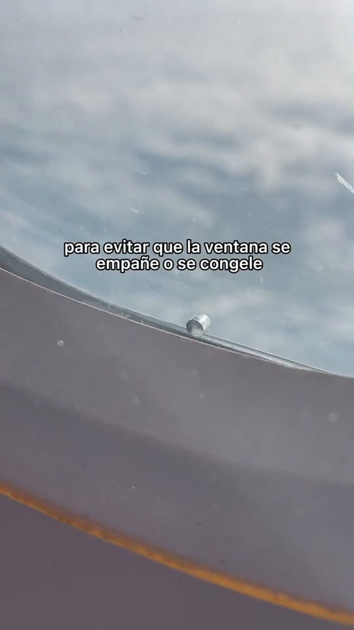 El secreto detrás de los pequeños agujeros en las ventanas de los aviones: ¿Para qué sirven?